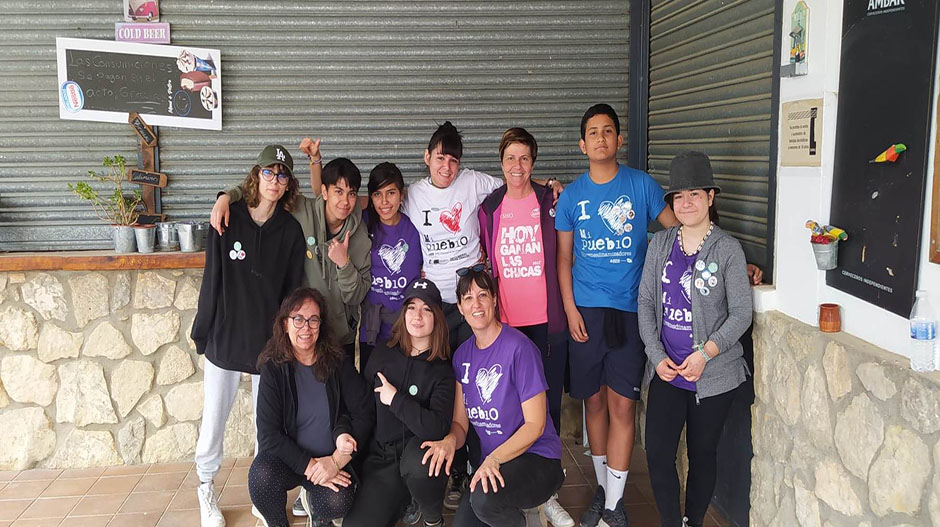 Imagen de los jóvenes que forman parte de las Antenas Informativas, junto a la alcaldesa de Robres, Olga Brosed.