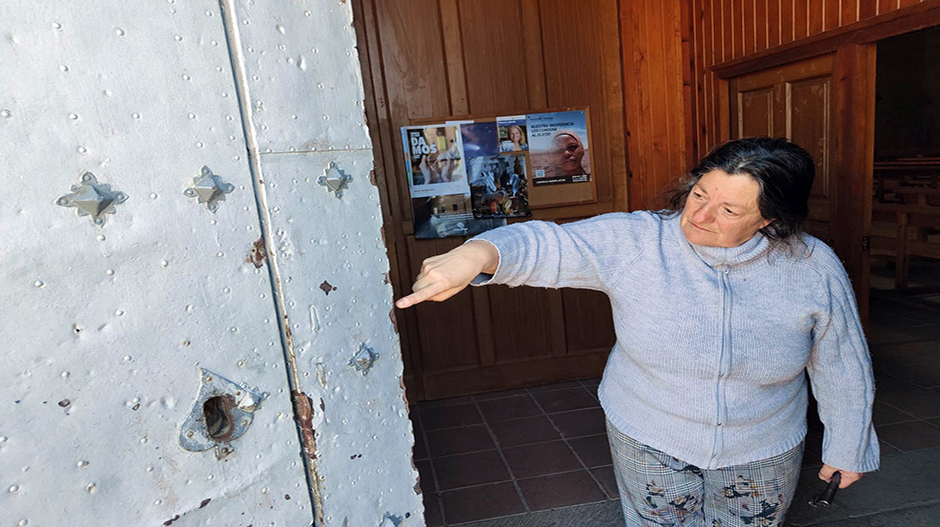 Lourdes Sarvisé muestra las marcas dejadas en el portón de entrada.