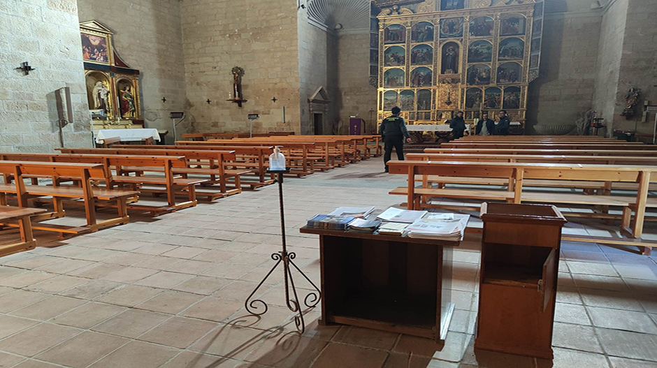 Imagen de uno de los cepillos reventados en la iglesia parroquial de Grañén. Al fondo, agentes de la Guardia Civil junto al alcalde del municipio.