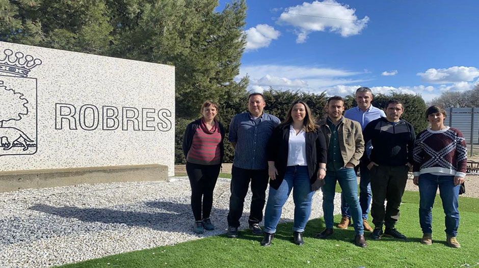 En el centro, Sara Pareja, junto a otros de los componentes de la lista municipal.