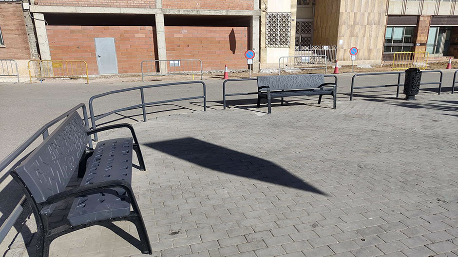 El mobiliario de la Plaza España ha sido renovado.
