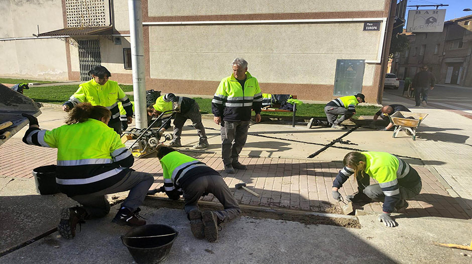 Imagen de los alumnos trabajando en la Plaza Europa.