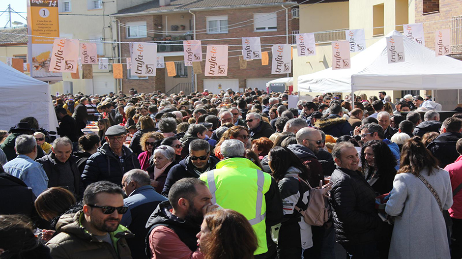 El público ha abarrotado la plaza Estatuto de Aragón de Sariñena.