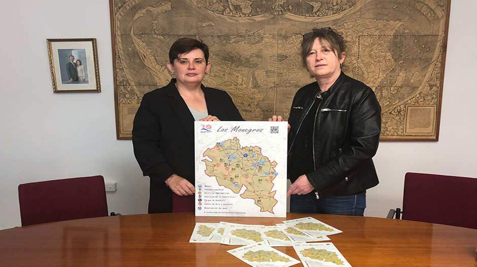 Amparo Roig y Carmen Soto, mostrando el nuevo mapa didáctico elaborado por la Comarca.