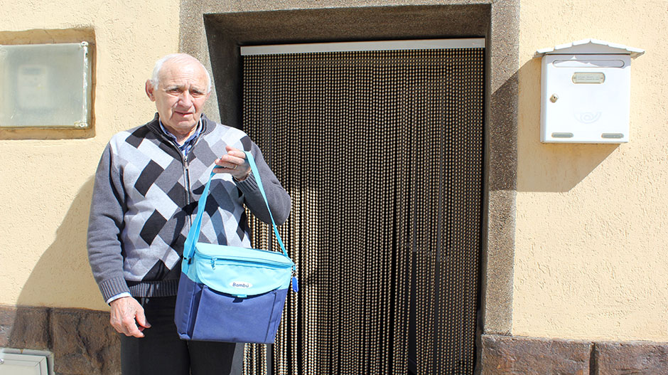 La comida se entrega puerta a puerta en neveras isotérmicas. En la imagen, Antonio Herrero en la puerta de su casa.