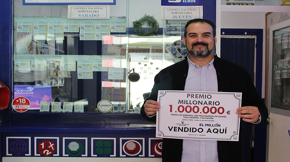 César Oriol, con el cartel del nuevo premio sellado en la administración de Grañén.