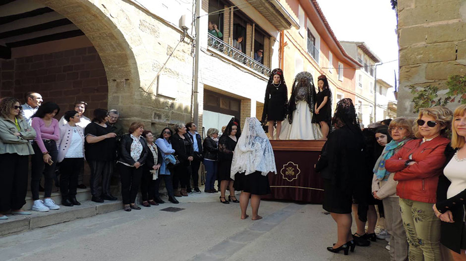 Las mairalesas de las últimas fiestas cumplen cada año con las tradicionales Cortesías. Juan Luis Almerge.
