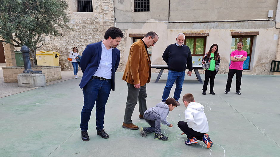 Felipe Faci recorrió algunos de los espacios dedicados a los juegos tradicionales.