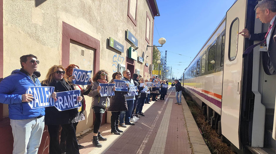 Los vecinos de Grañén siguen exhibiendo carteles de los pueblos del territorio.