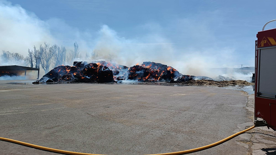 Imagen de las pacas de alfalfa calcinadas por el fuego. DPH