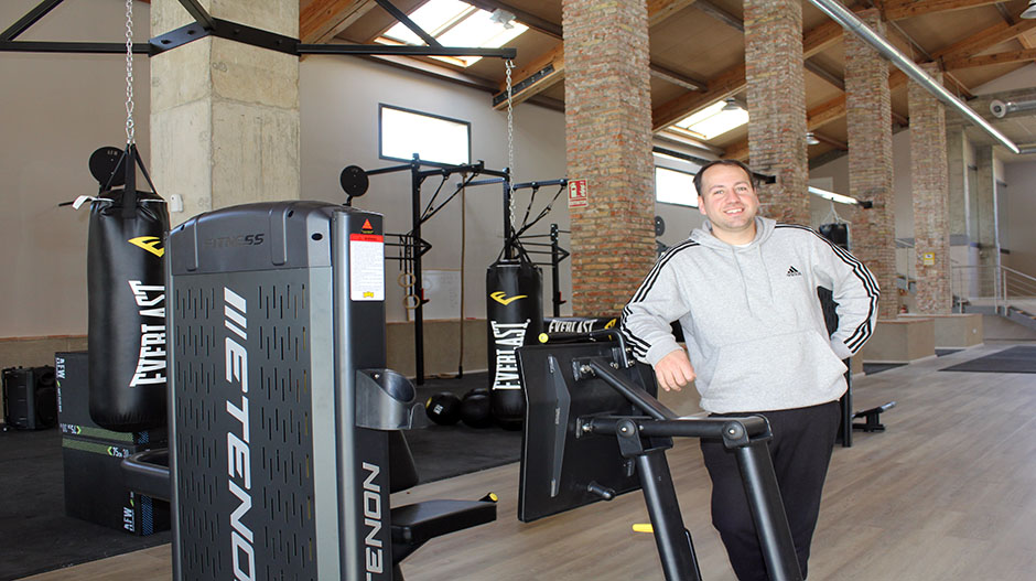 Eloy Aznárez, en el gimnasio municipal de Grañén.