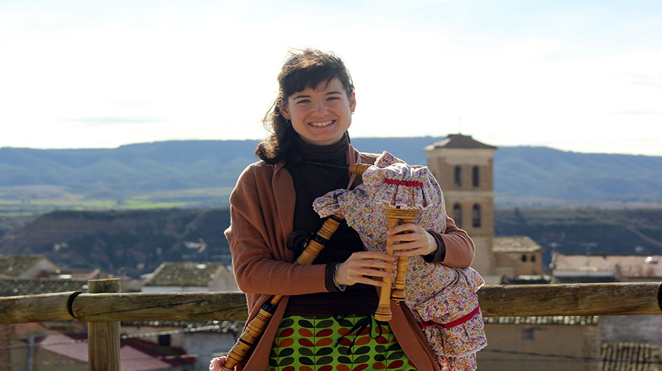 Nuria Montull (1995), junto a su gaita, en un mirador de la localidad de Sena.