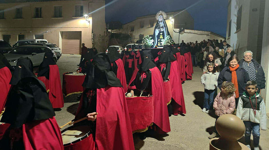 Un momento del paso de la procesión con el grupo de tambores y la imagen de la Dolorosa.