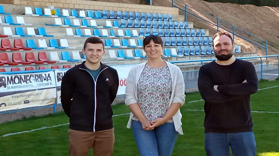 En el centro, Malu Abadía, en el campo de fútbol de Grañén.