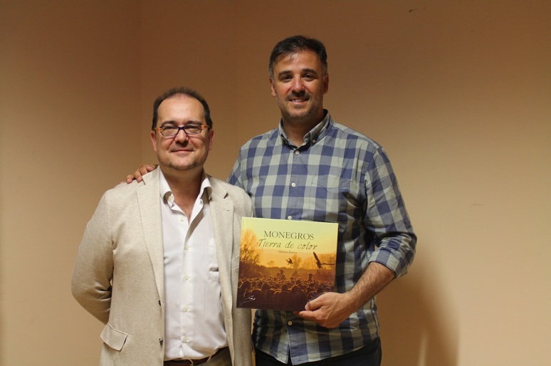 El editor, Salvador Trallero, junto al autor de las fotografías, Alfonso Ferrer.