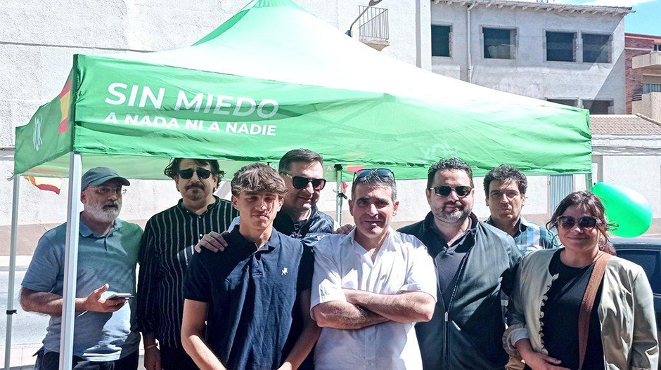 Imagen de integrantes de la candidatura municipal en uno de los puestos informativos colocados en Sariñena.