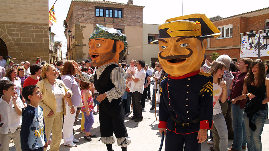 Las celebraciones incluyen un pasacalles con los gigantes y cabezudos de la comparsa local.