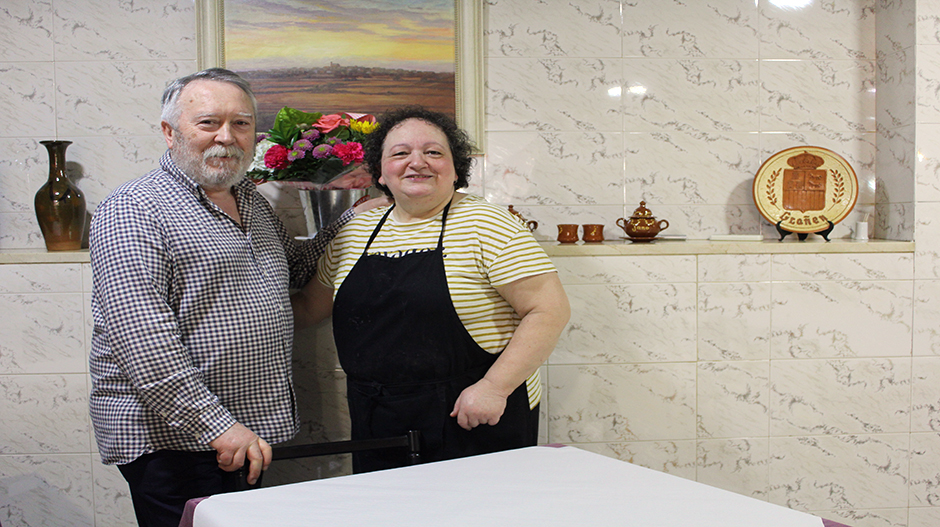 Alejandro Gracia y Mari Mar Sánchez, en el comedor de su establecimiento hostelero.
