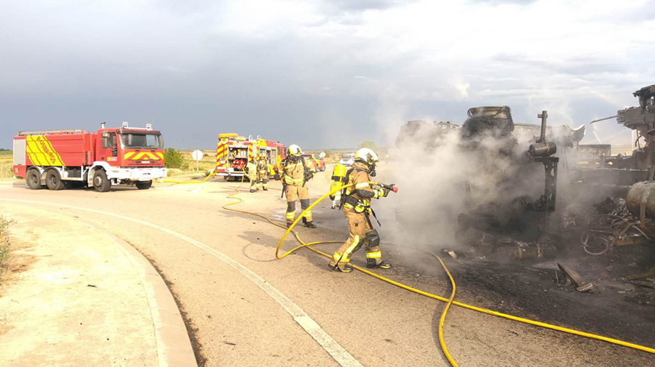 Los bomberos de los parques de Sariñena y Barbastro han podido controlar el fuego con rapidez. DPH