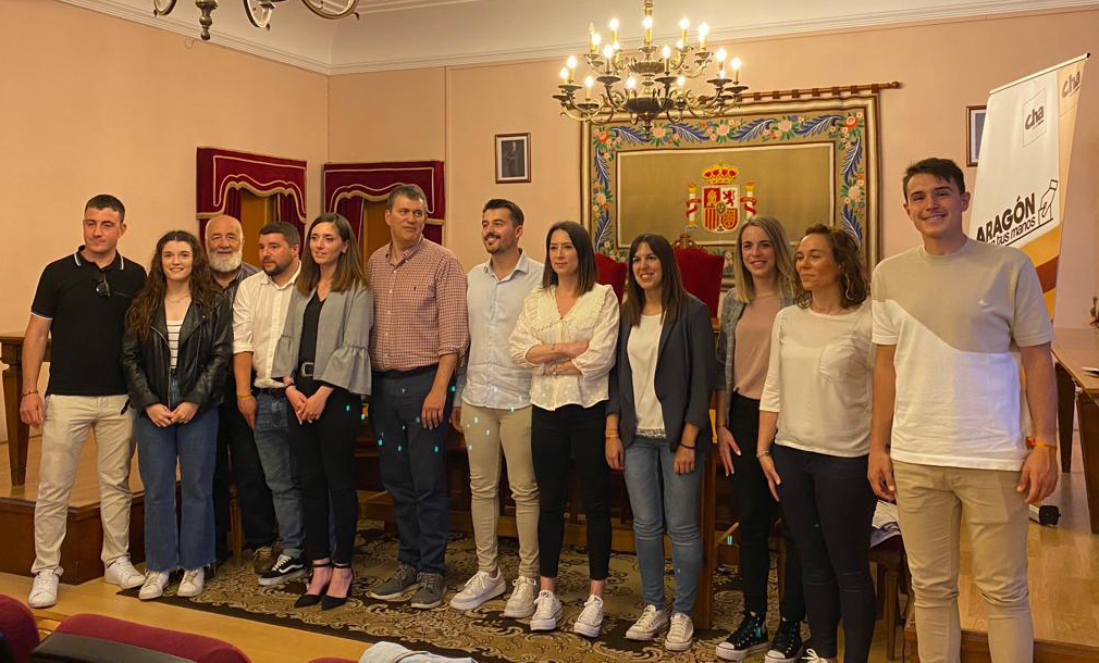 Los integrantes de la lista municipal de CHA junto al candidato a Cortes, Joaquín Palacín.