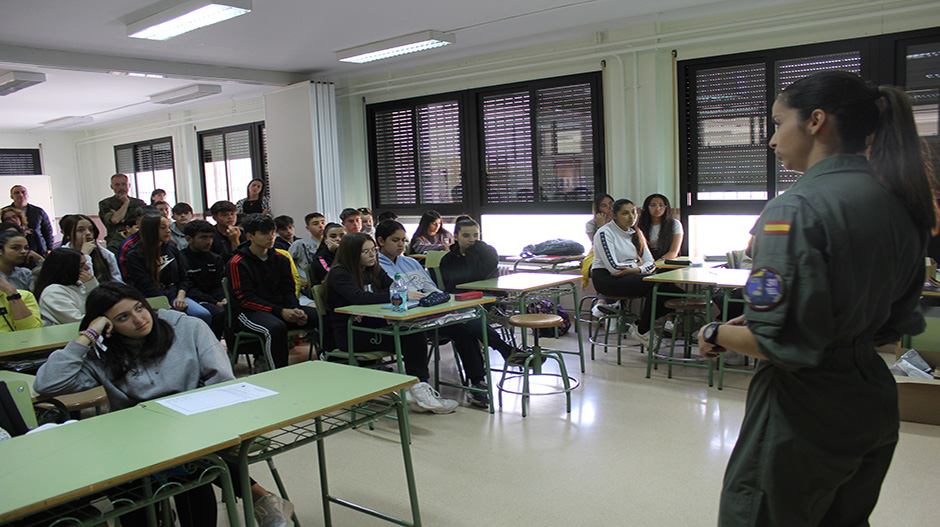 A la derecha, Olga Pardos durante su encuentro con los alumnos del IES Montes Negros de Grañén.