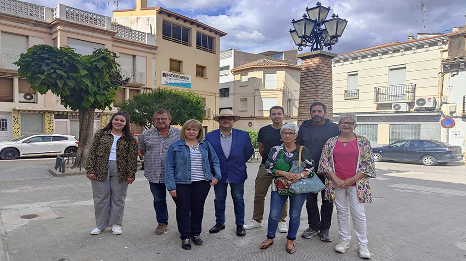 Los ciudadanos entrevistados posan en la plaza de España, situada en el centro de la localidad, justo enfrente del Ayuntamiento de Sariñena.
