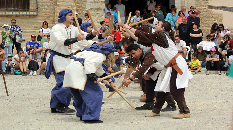 Los danzantes han interpretado varias mudanzas de palos y espadas.