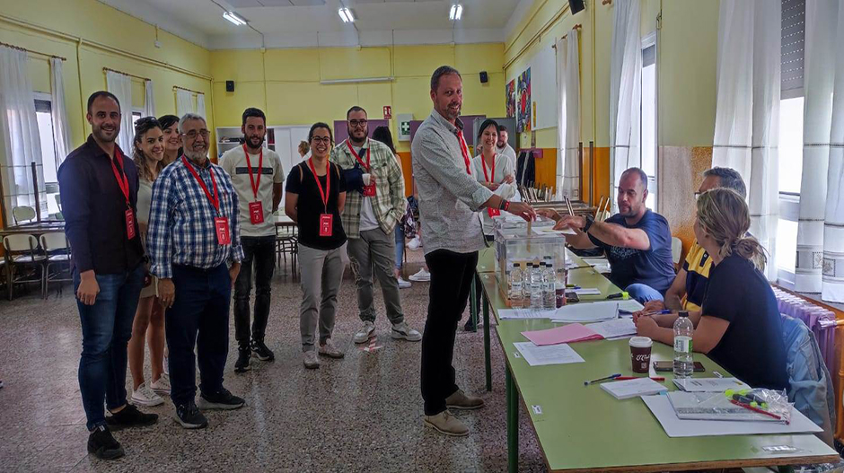 Escalzo, depositando su voto en Sariñena, junto al resto de los integrantes de su lista.