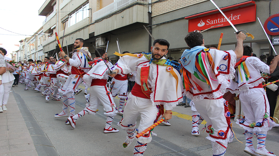 Los danzantes han encabezado el pasacalles inaugural.