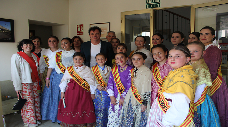 En el centro, junto a las mairalesas y las autoridades, Rafa Maza justo antes de la lectura de su pregón.