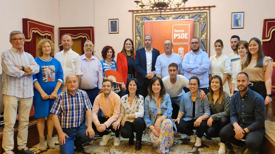 Imagen de grupo de los componentes de la candidatura del PSOE en Sariñena.