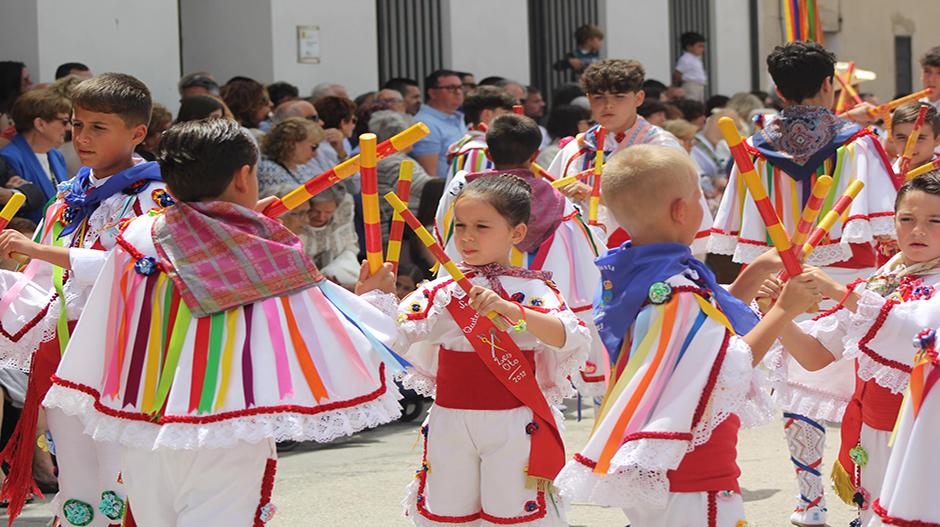 En el centro, Lucía, junto a otros danzantes infantiles en la actuación del dance en honor de Santa Quiteria.
