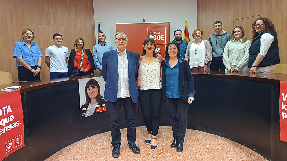 En el centro, Malu Abadías junto a Iglesias y Canales. Detrás, los integrantes de la candidatura.