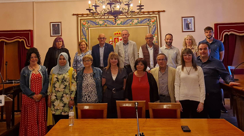 Imagen de los integrantes de la candidatura local del PAR, junto a la candidata por Huesca, María Eugenia Gabás.