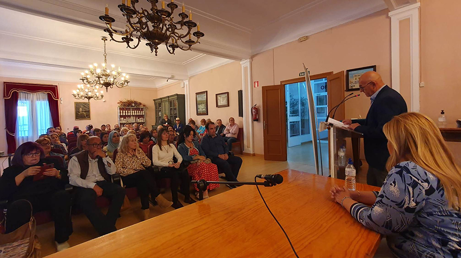 María Eugenia Gabás ha respaldado al candidato local del PAR, Francisco Villellas.