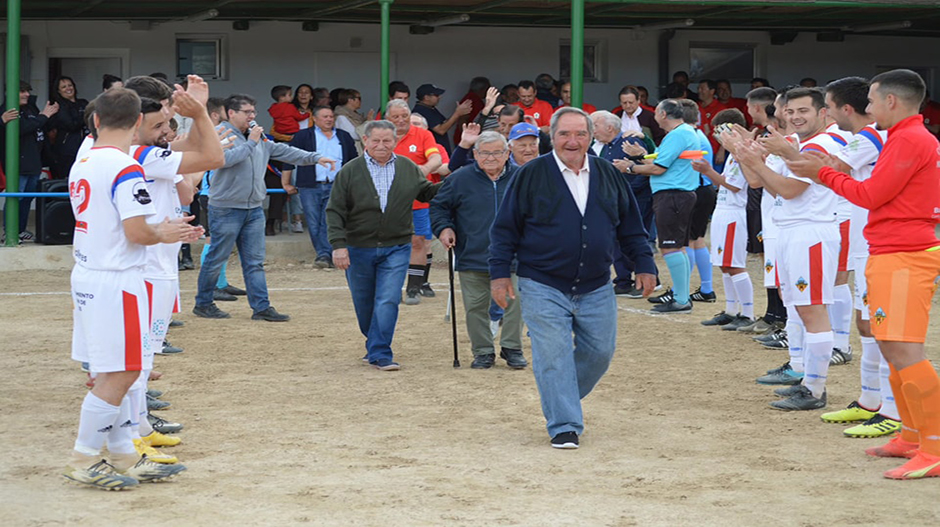 Los jugadores actuales hicieron paseíllo a los más veteranos.