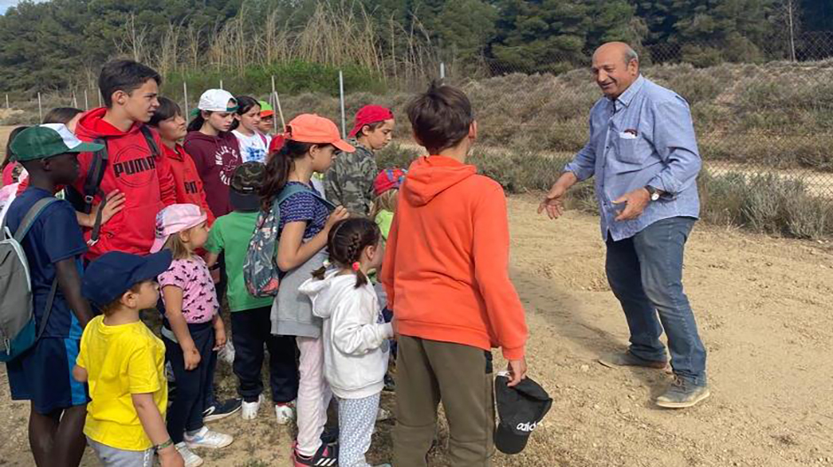 José María Ezquerra, durante su participación en la actividad medioambiental del CRA Monegros Norte de Lanaja.