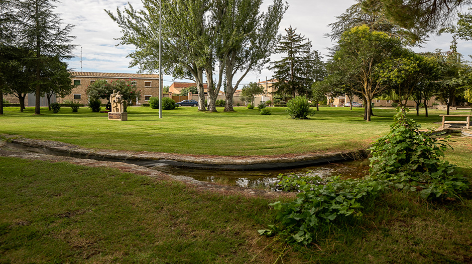 Imagen de la plaza principal de Valfonda de Santa Ana. Ayuntamiento de Torres de Barbués.