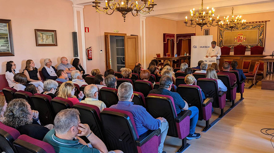 La presentación tuvo lugar en el salón de actos del Ayuntamiento de Sariñena.