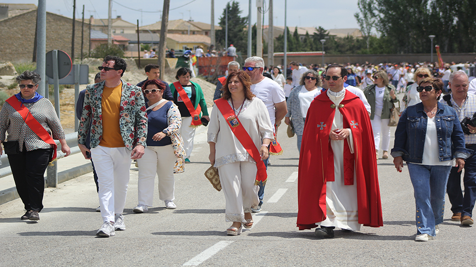 Imagen de la comitiva desplazándose a recibir a los cofrades de San Nicolás y a la Bandera.