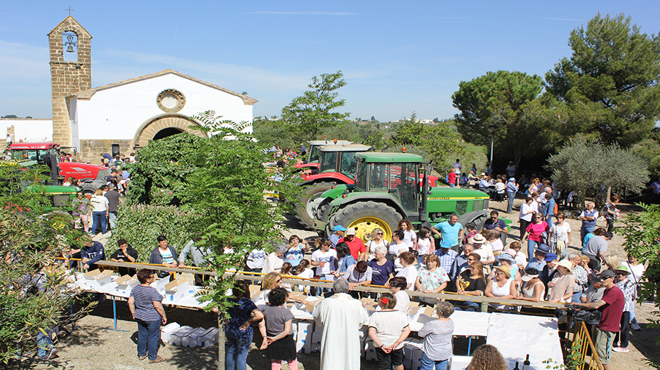 La romería a la ermita de Santiago es una de las más multitudinarias del día 15 de mayo.