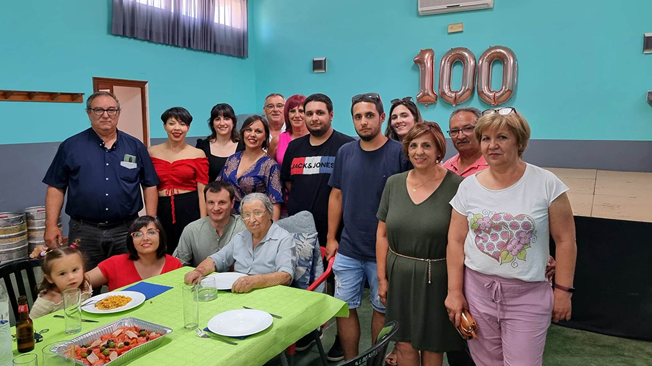 En el centro, la centenaria, María Laborda, rodeada de familiares y amigos.