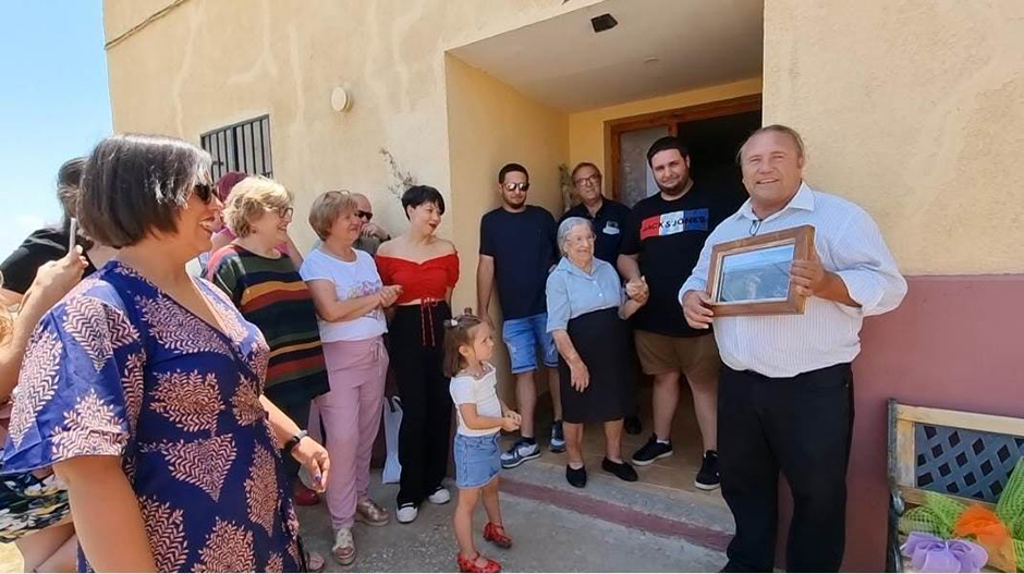 El consistorio le ha hecho entrega de una foto aérea de la localidad. 