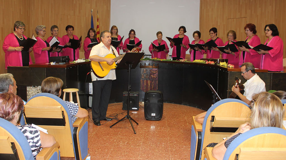 Ángel Jiménez, en un concierto del grupo Cantares a Granel en Grañén.