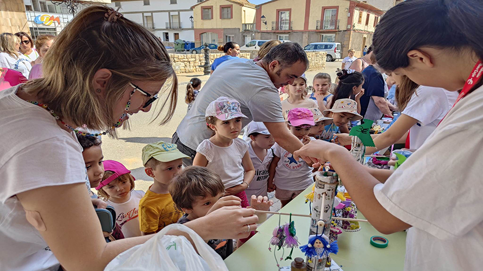 El resto de niños y niñas también ha visitado el mercado instalado por el alumnado de 5º y 6º de Primaria.