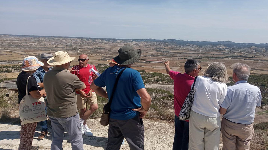 Antonio Escartín, gran conocedor del frente de Los Monegros, dirigió al grupo por la ruta Orwell y el mirador del santuario de Magallón de Leciñena. 