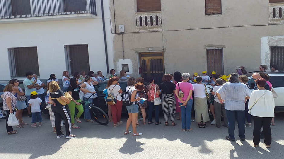 Los escolares ejercieron de guía en el recorrido por algunos de los comercios y oficios realizado tras la presentación en el Ayuntamiento de Tardienta.