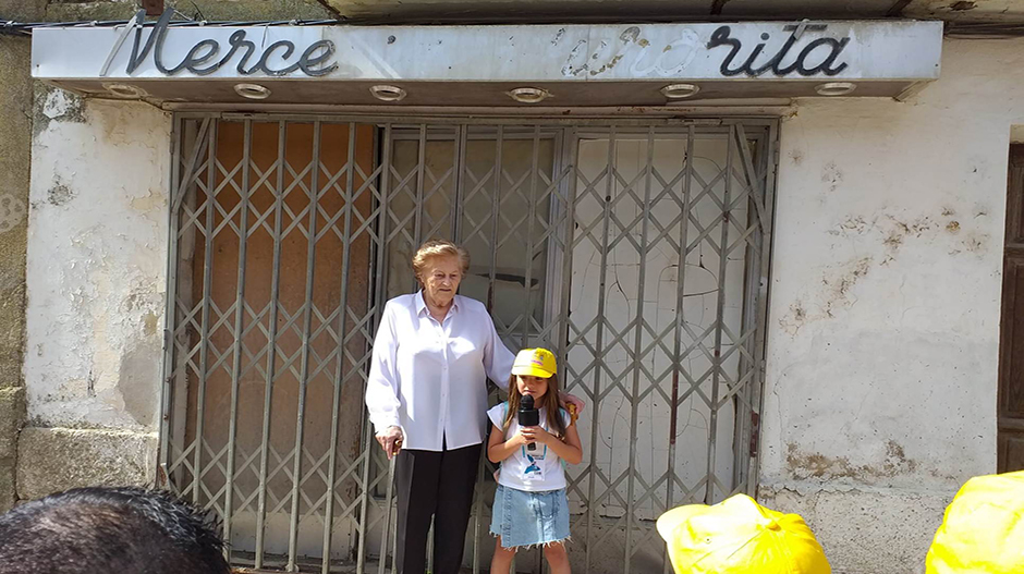 Aurora Peleato junto a la niña que hizo la presentación de su comercio, Ana Martínez.