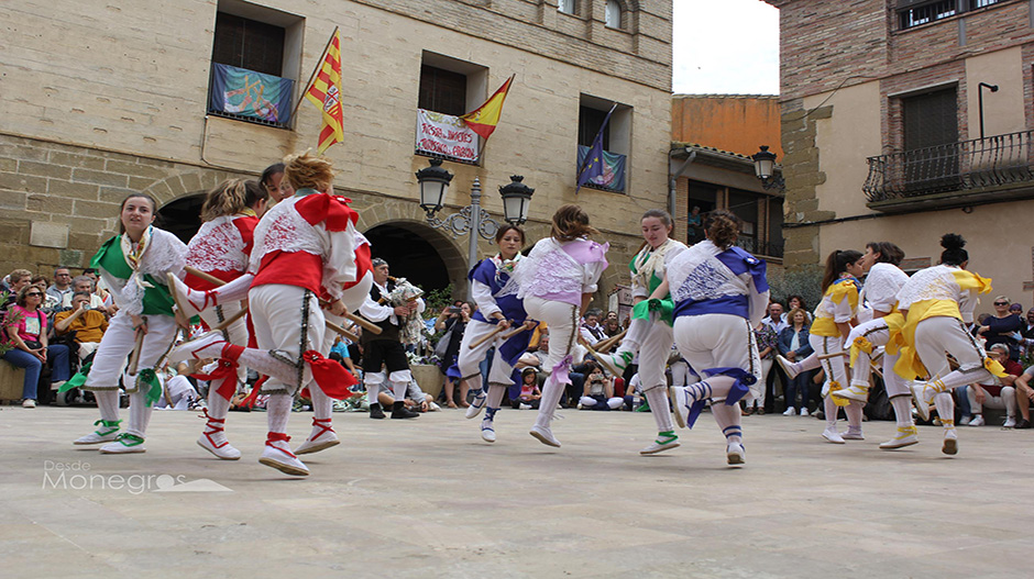 El grupo de Castejón de Monegros, integrado por mujeres, durante su participación en el segundo encuentro de dances organizados en Sena.
