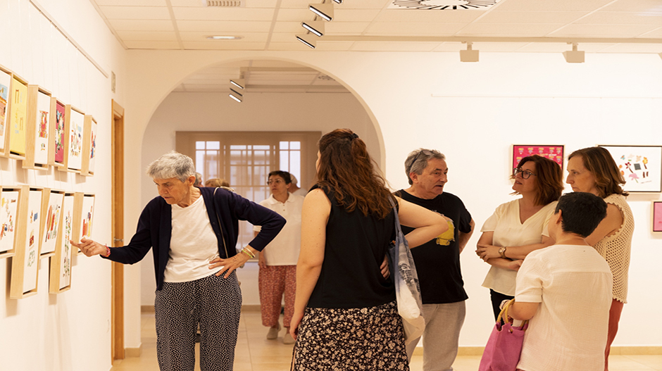 La alcaldesa de la localidad, Miriam Ponsa, y la responsable de la sala, Teresa Corz, estuvieron con las autoras y sus profesores recorriendo la exposición.